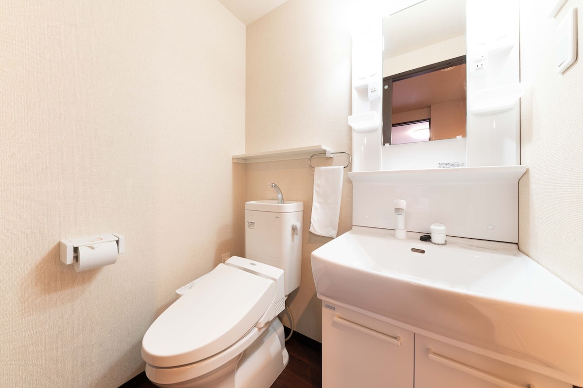 Kombination af bruser/badekar, dybe badekar, gratis toiletartikler