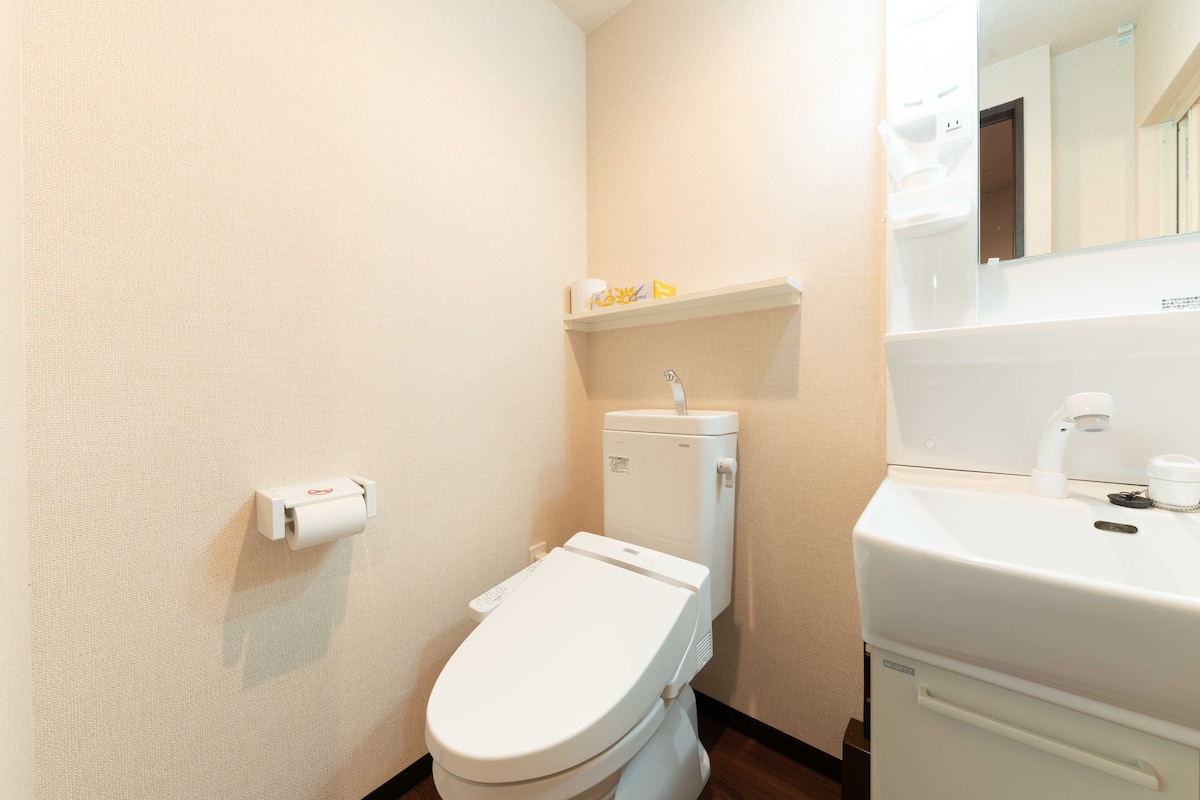 Værelse til 4 personer | Badeværelse | Kombination af bruser/badekar, dybe badekar, gratis toiletartikler