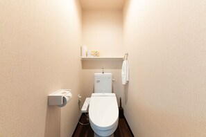 Family Room | Bathroom | Combined shower/tub, deep soaking tub, free toiletries, hair dryer - MUSUBI KYOTO Orient Gojozaka (Kyoto)