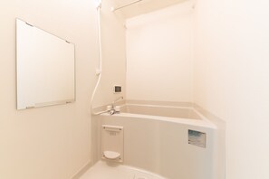 Double Room | Bathroom | Combined shower/tub, deep soaking tub, free toiletries, hair dryer - MUSUBI KYOTO Orient Gojozaka (Kyoto)