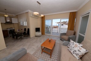 Apartamento, 1 quarto, vista para o mar | Área de estar | TV LED