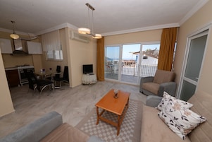 Apartamento, 1 habitación, vistas al mar | Zona de estar | Una televisión LED