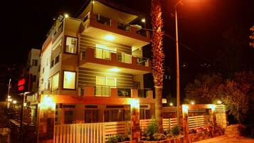 Fachada da propriedade à noite