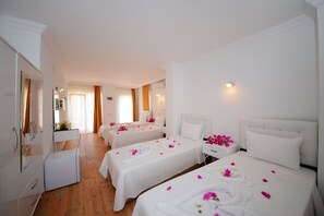 Desk, free WiFi, bed sheets - Neruda Hotel (Kas)