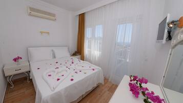 Habitación doble estándar, vista al mar | Escritorio, wifi gratis y ropa de cama
