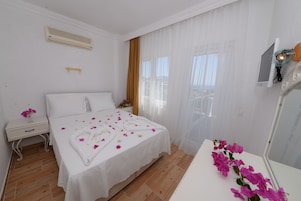 Standard Double Room, Sea View | Desk, WiFi (free), bed sheets