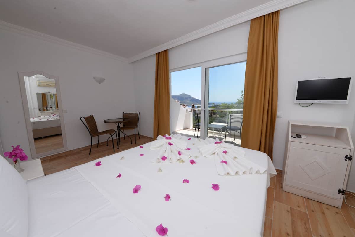 Deluxe Room, Sea View | Desk, free WiFi, bed sheets