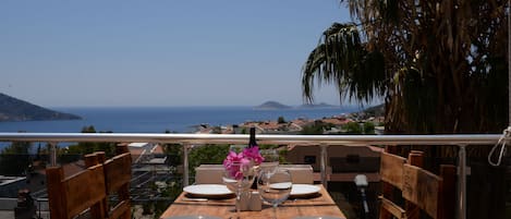 Breakfast and dinner served