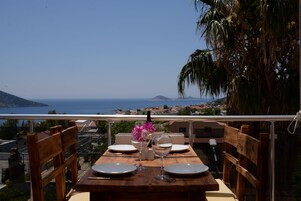 Breakfast and dinner served