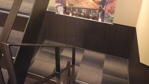 Una escalera con un cartel de una edificación tradicional japonesa.