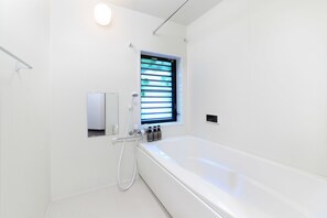 Executive-Studio | Badezimmer | Badewanne und Dusche (separat), Komfortbadewanne, Bidet, Handtücher