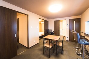 이그제큐티브 스튜디오 | 객실 내 식사 공간