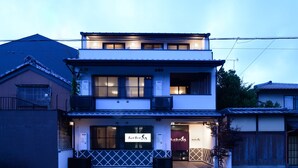 Un edificio de dos pisos con un letrero que dice 'Bar Bar Bar' en la entrada.