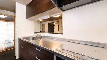 Executive Studio | Private kitchen | Fridge, microwave