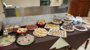 Petit déjeuner composé de spécialités régionales (6 EUR par personne)