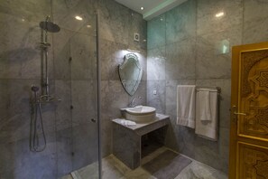Shower, towels - Riad Amor (Fes)