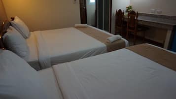 Superior Triple Room | Ropa de cama hipoalergénica, escritorio, camas supletorias y wifi gratis