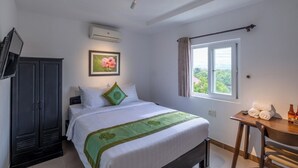 Une chambre à coucher comprenant un lit, une armoire, un bureau avec une chaise, une fenêtre avec des rideaux et un tableau accroché au mur.