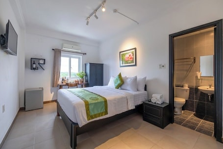 Phòng đôi Tiêu chuẩn | Minibar, két bảo mật tại phòng, bàn, bàn ủi/dụng cụ ủi quần áo