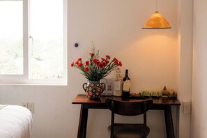 Habitación estándar doble | Minibar, caja fuerte, escritorio y tabla de planchar con plancha