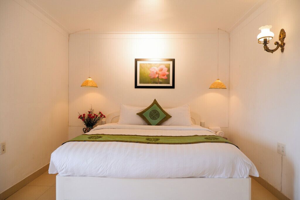 standard double room | minibar, in-room safe, desk, iron/ironing board