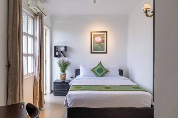 Standard Double Room | Minibar, in-room safe, desk, iron/ironing board
