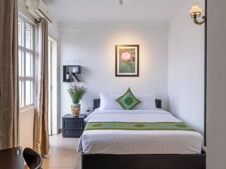 Standard Double Room | Minibar, in-room safe, desk, iron/ironing board