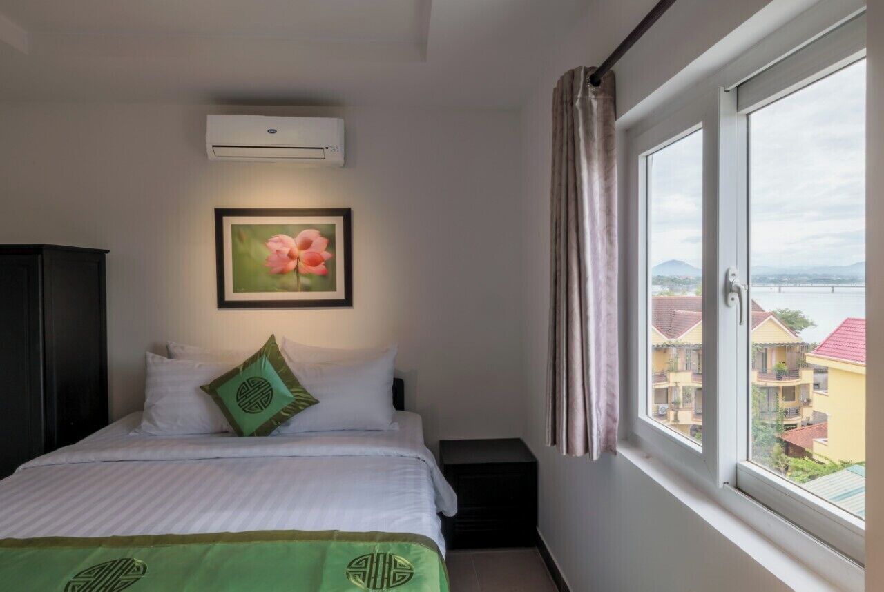 standard double room | minibar, in-room safe, desk, iron/ironing board