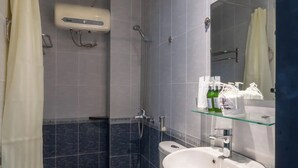 Une salle de bain moderne équipée de toilettes, d’un lavabo et d’une douche.