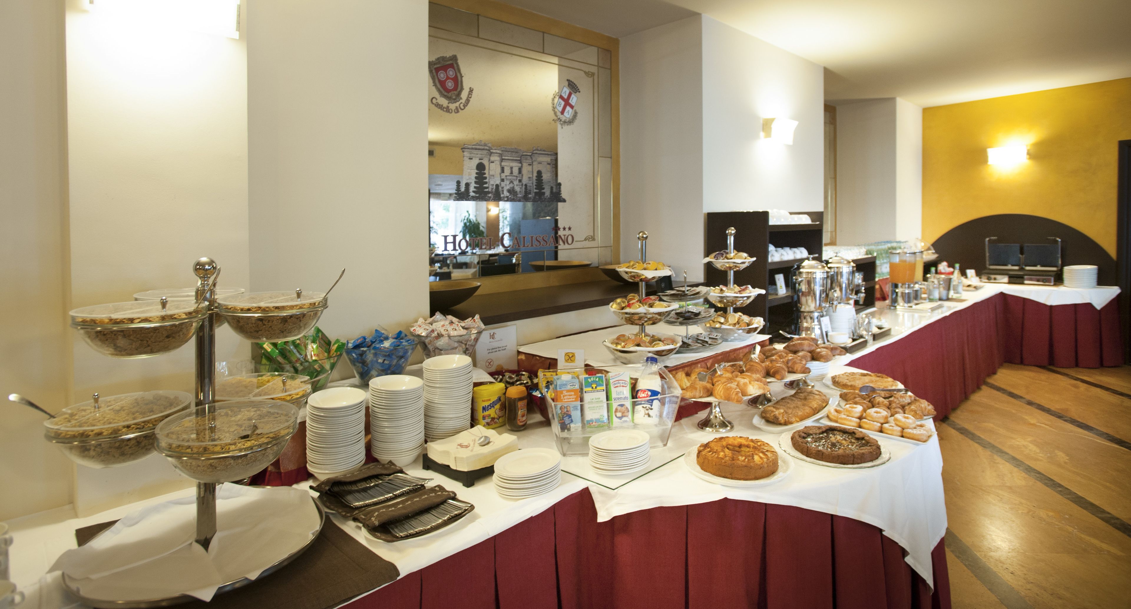 Un buffet proposant une variété de plats et de plats de service.
