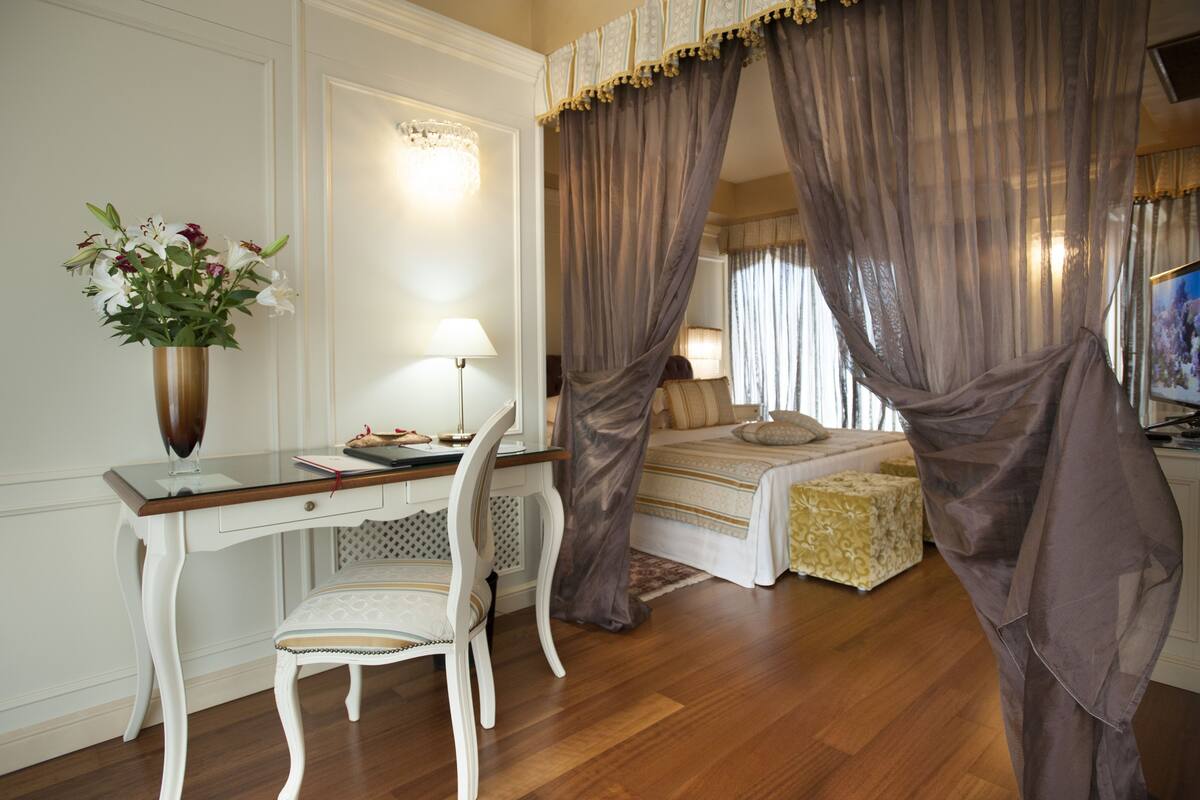 Suite presidencial, Terraza | Minibar, caja de seguridad en la habitación y escritorio 