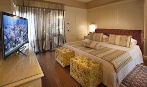 Presidential Suite, Terrace | Minibar, in-room safe, individually decorated, individually furnished - Hotel Calissano (Alba)