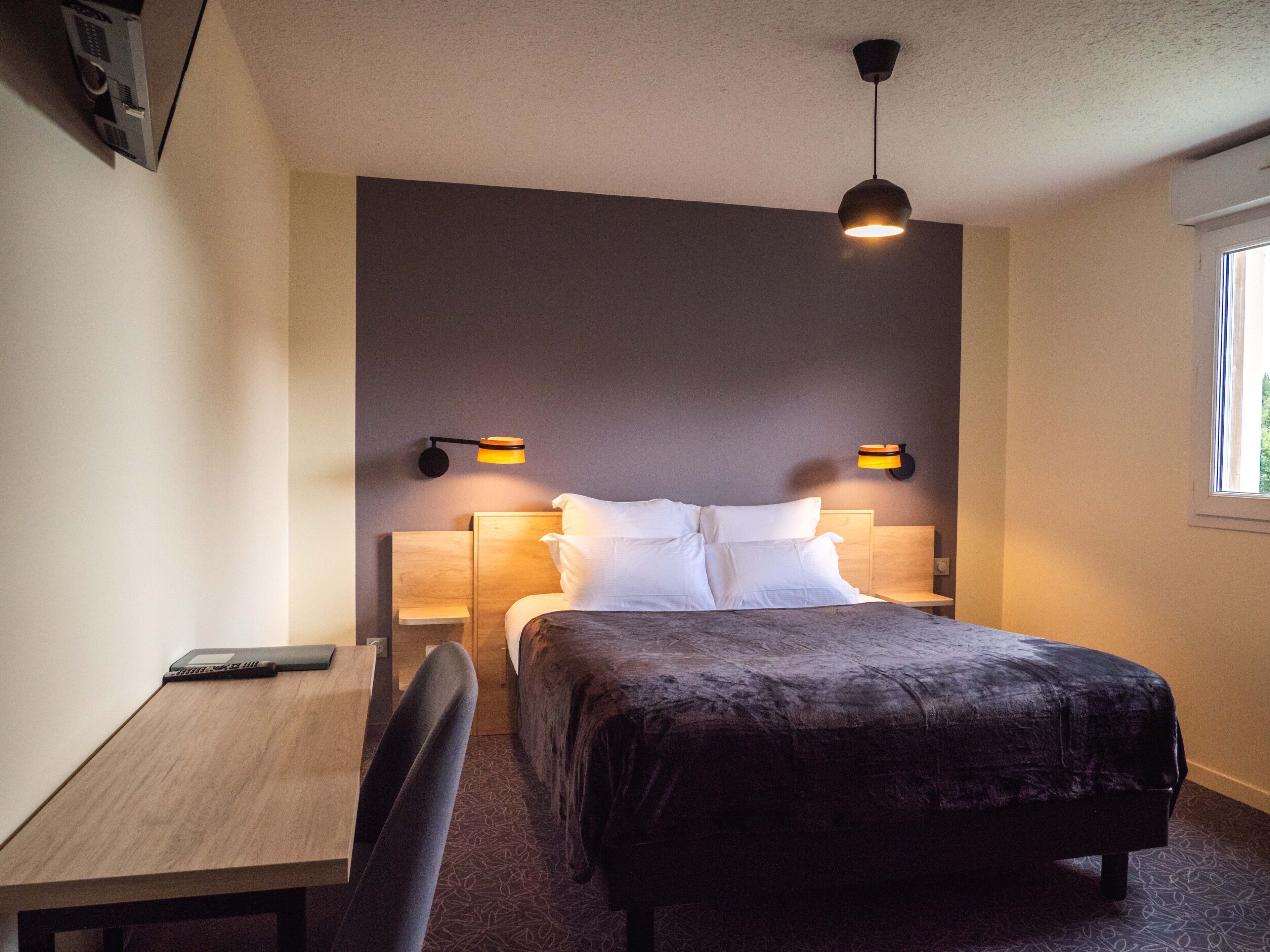 family room, 2 bedrooms, non smoking | desk, laptop workspace, soundproofing, free wifi