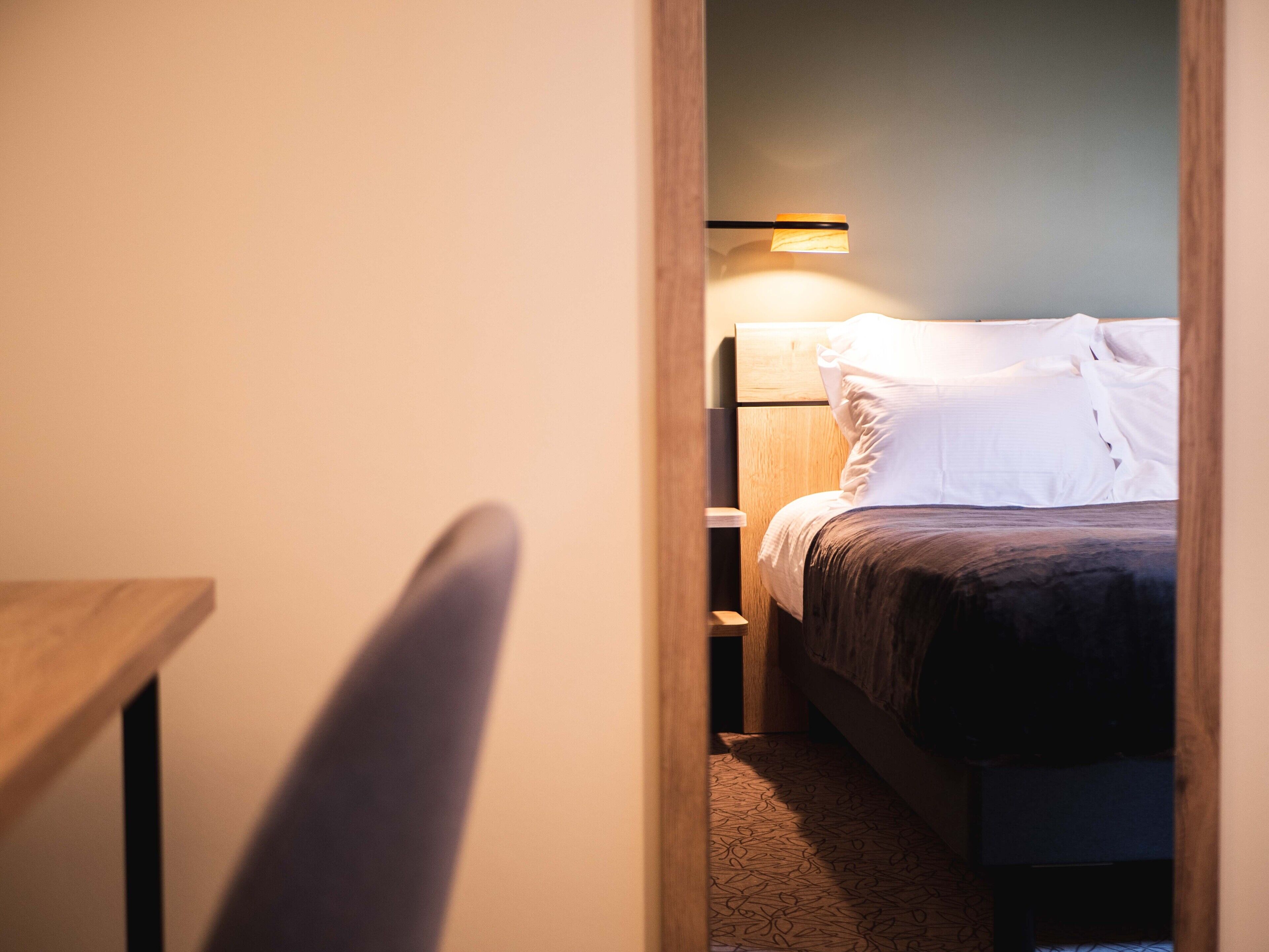 business room | desk, laptop workspace, soundproofing, free wifi