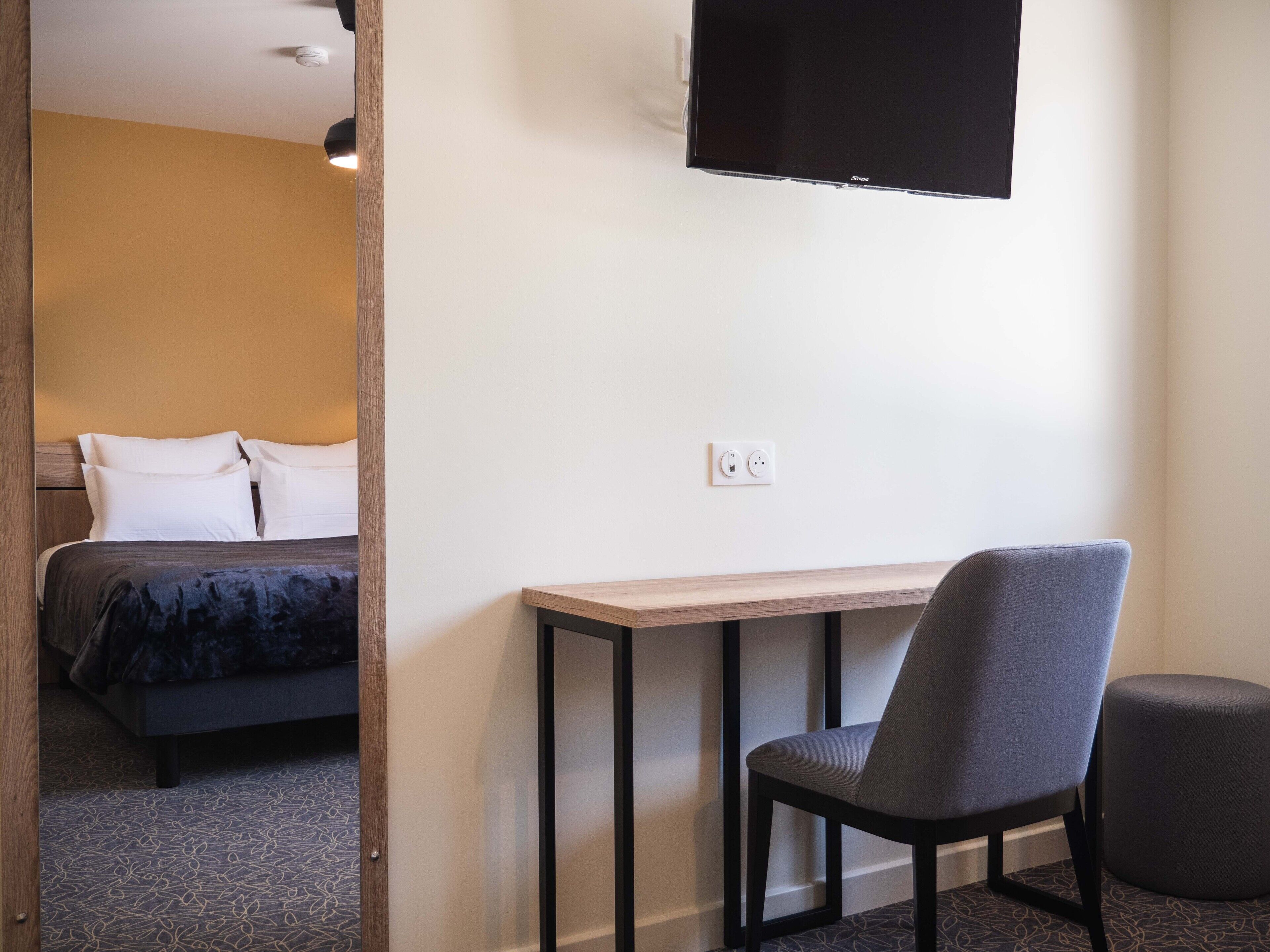 desk, laptop workspace, soundproofing, free wifi