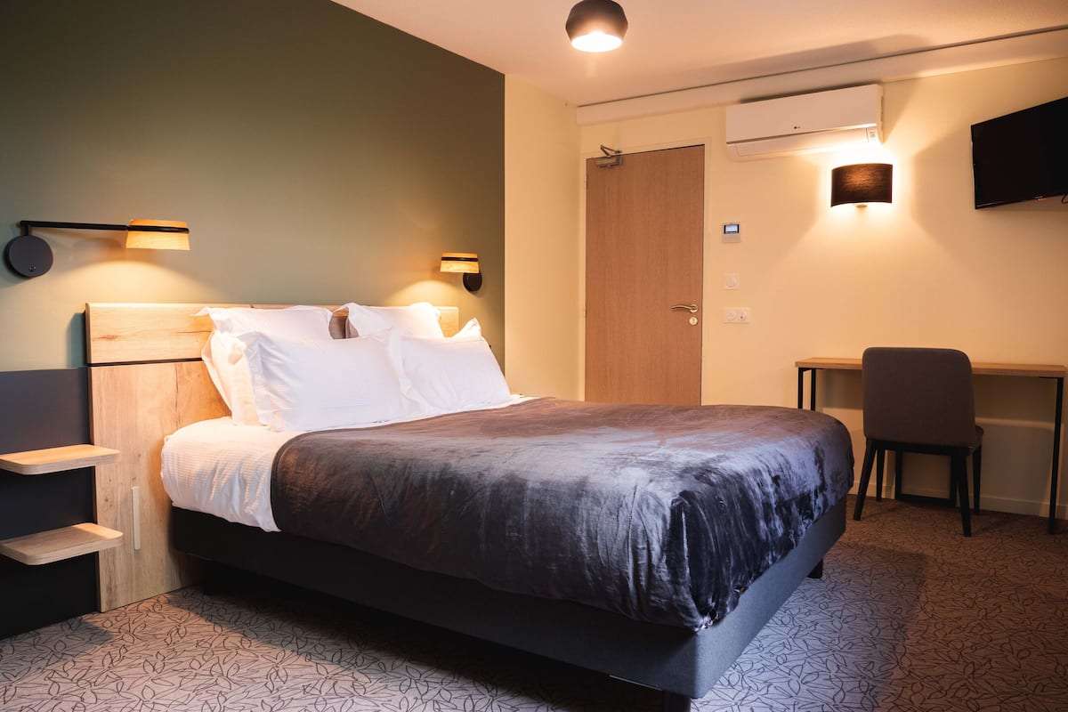 desk, laptop workspace, soundproofing, free wifi