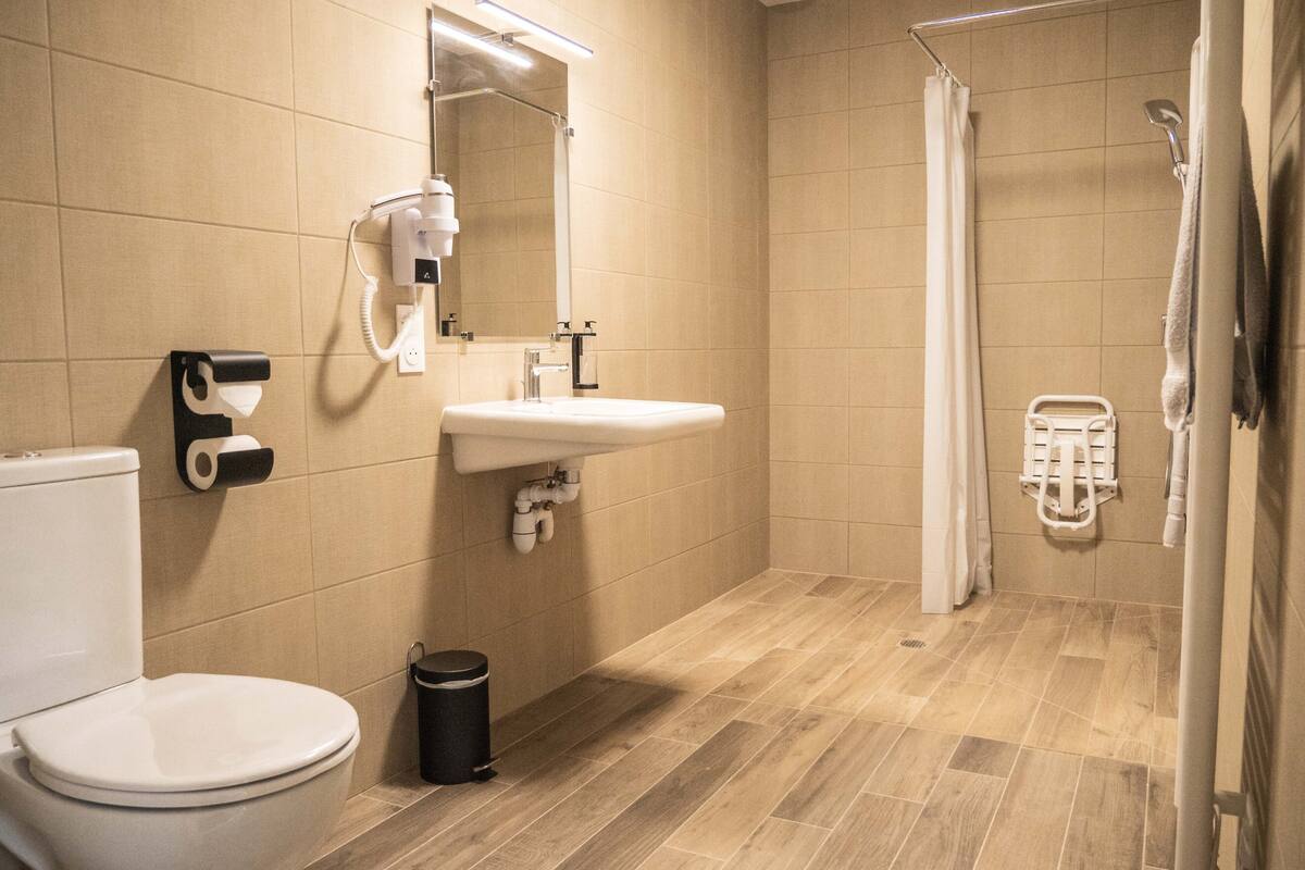 room accessible to people with reduced mobility - non smoking | bathroom | hair dryer, towels