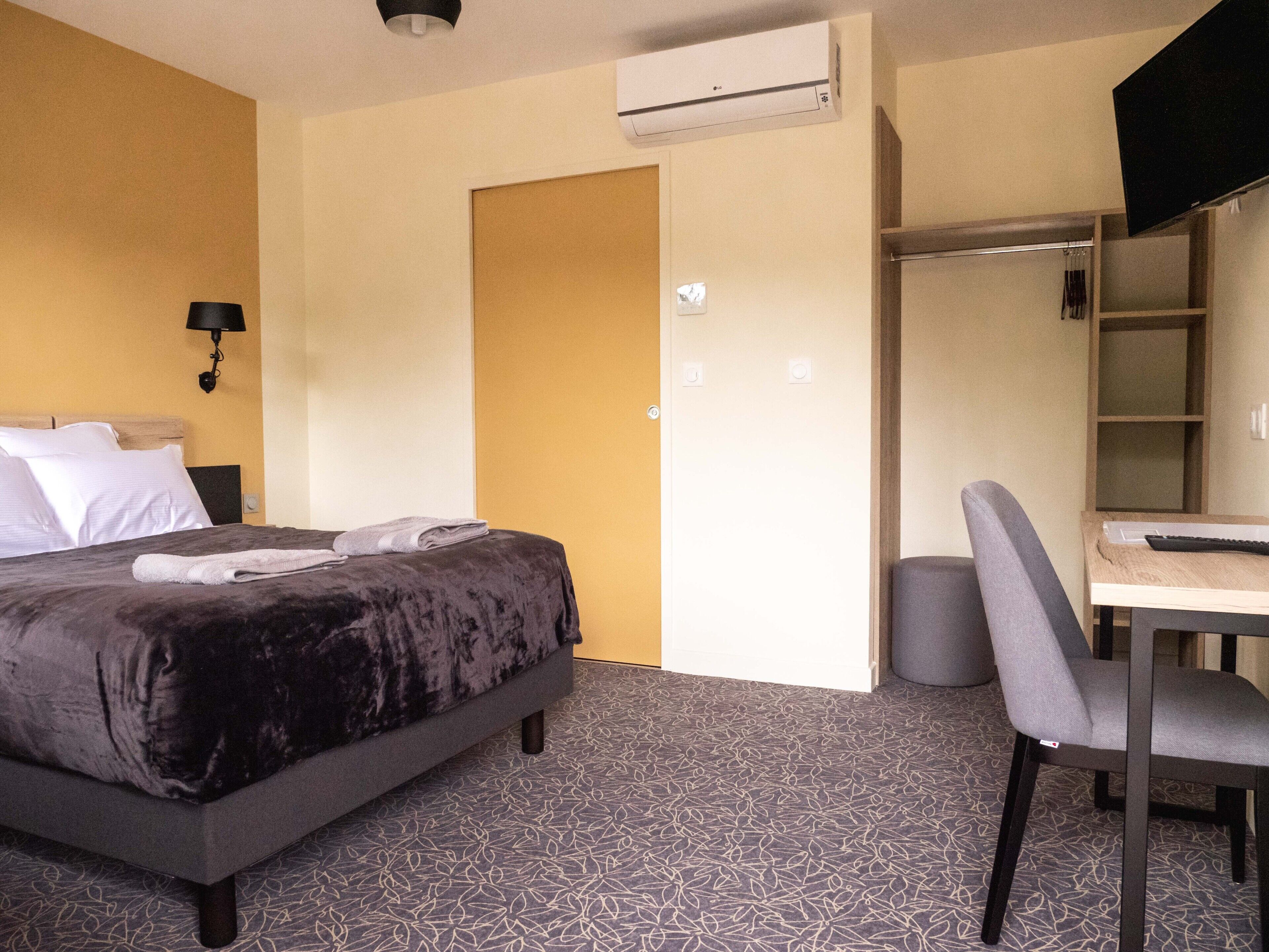 room accessible to people with reduced mobility - non smoking | desk, laptop workspace, soundproofing, free wifi