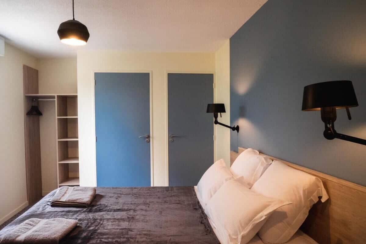 Desk, laptop workspace, soundproofing, WiFi (free)