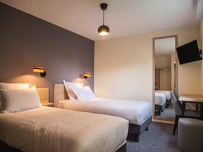 Kamer, 1 twee- of 2 eenpersoonsbedden | Een bureau, een laptopwerkplek, geluiddichte muren, gratis wifi