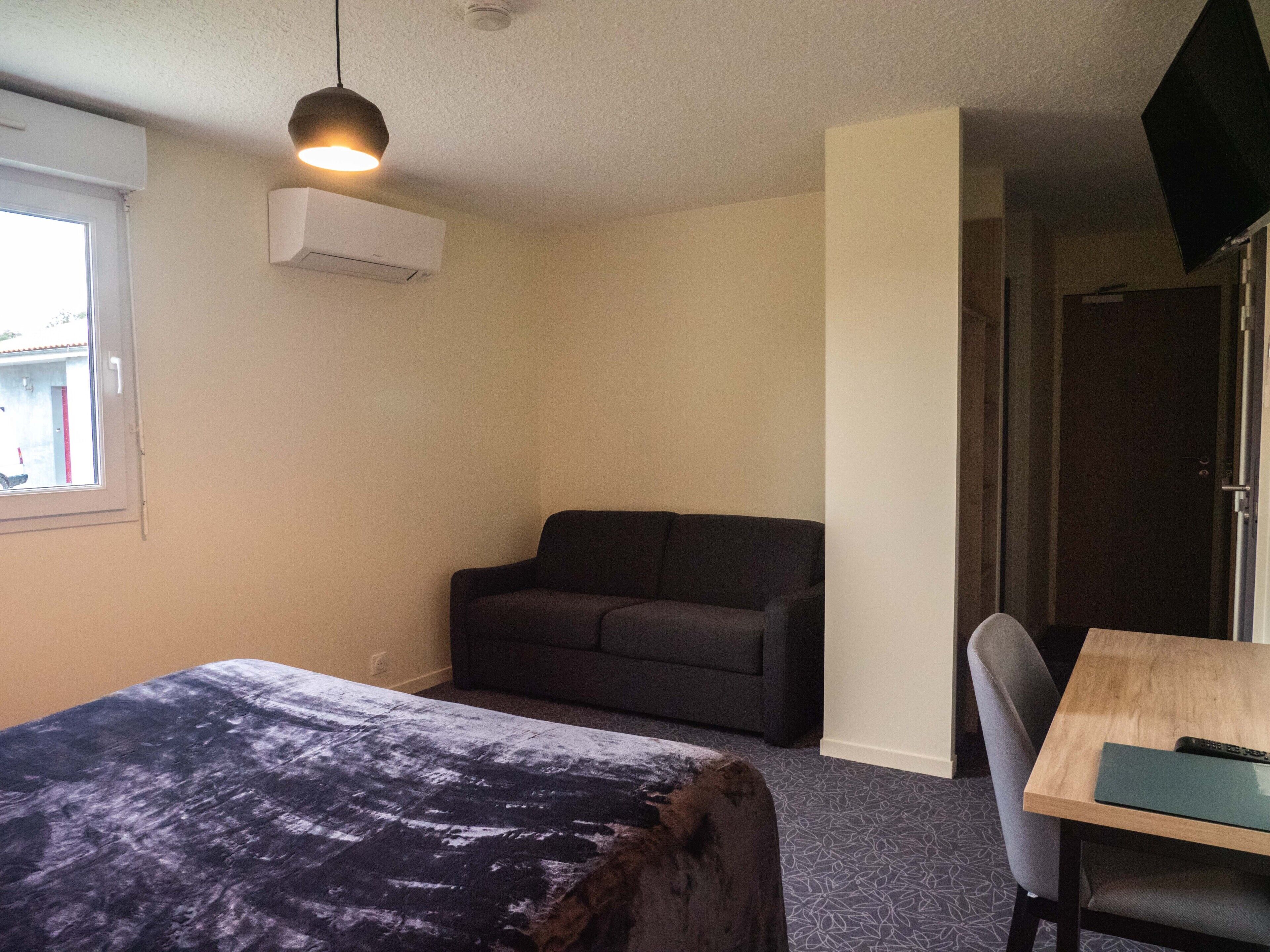 comfort quadruple room | desk, laptop workspace, soundproofing, free wifi