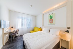 Individually furnished, blackout curtains, free WiFi, bed sheets - Hostel Art & Style (Singen)