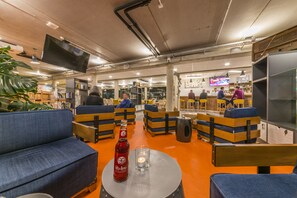 Lobby-lounge