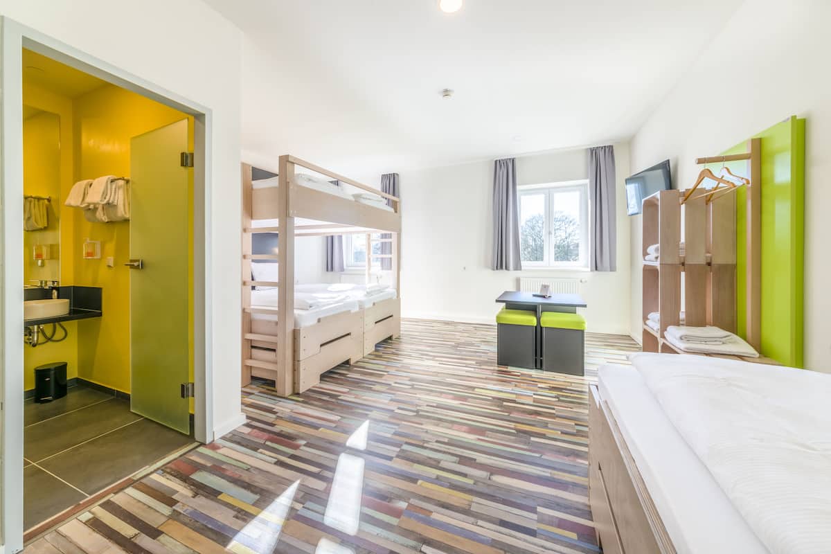 Cortinas blackout, wifi gratis, muebles diferentes y ropa de cama