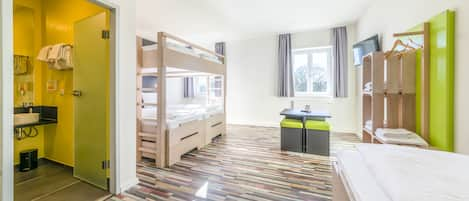 Muebles diferentes, cortinas blackout, wifi gratis y ropa de cama 