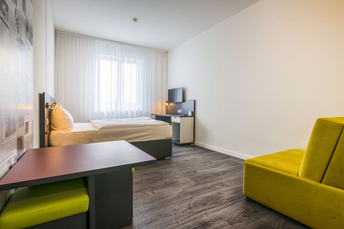 Habitación básica doble, con acceso para personas discapacitadas, para no fumadores | Cortinas blackout, wifi gratis, muebles diferentes y ropa de cama