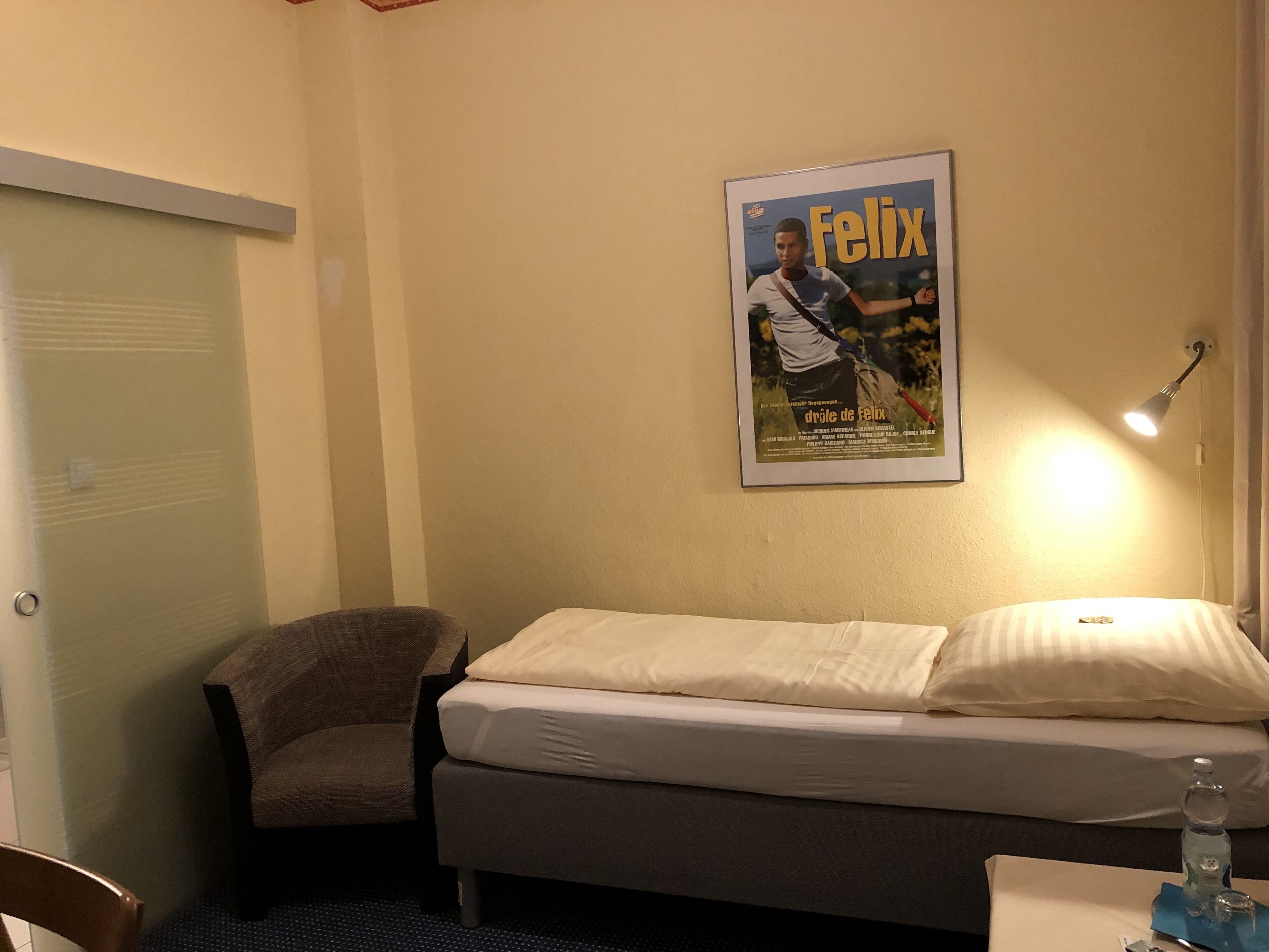 economy single room | individually decorated, individually furnished, desk, laptop workspace