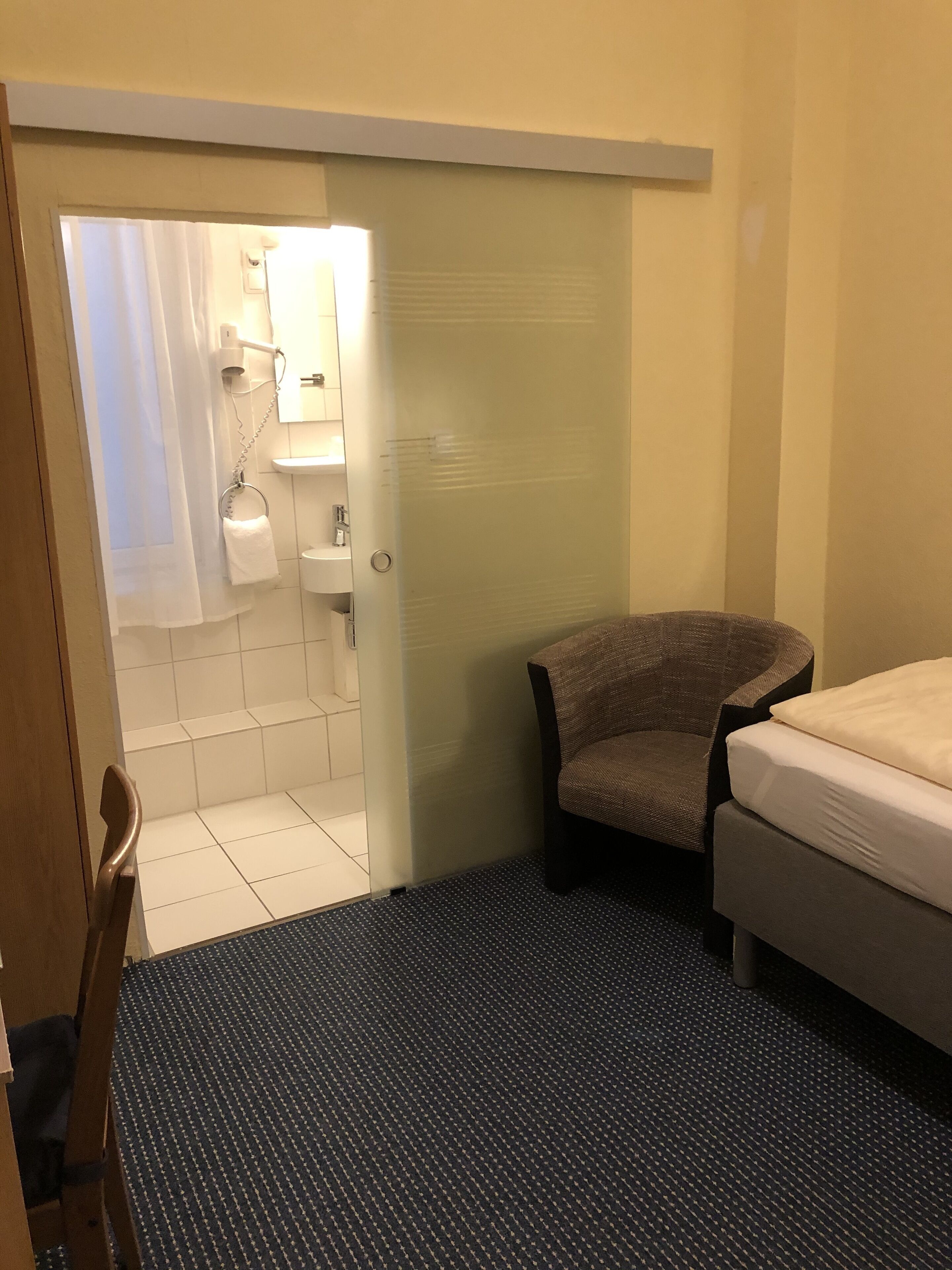 economy single room | individually decorated, individually furnished, desk, laptop workspace