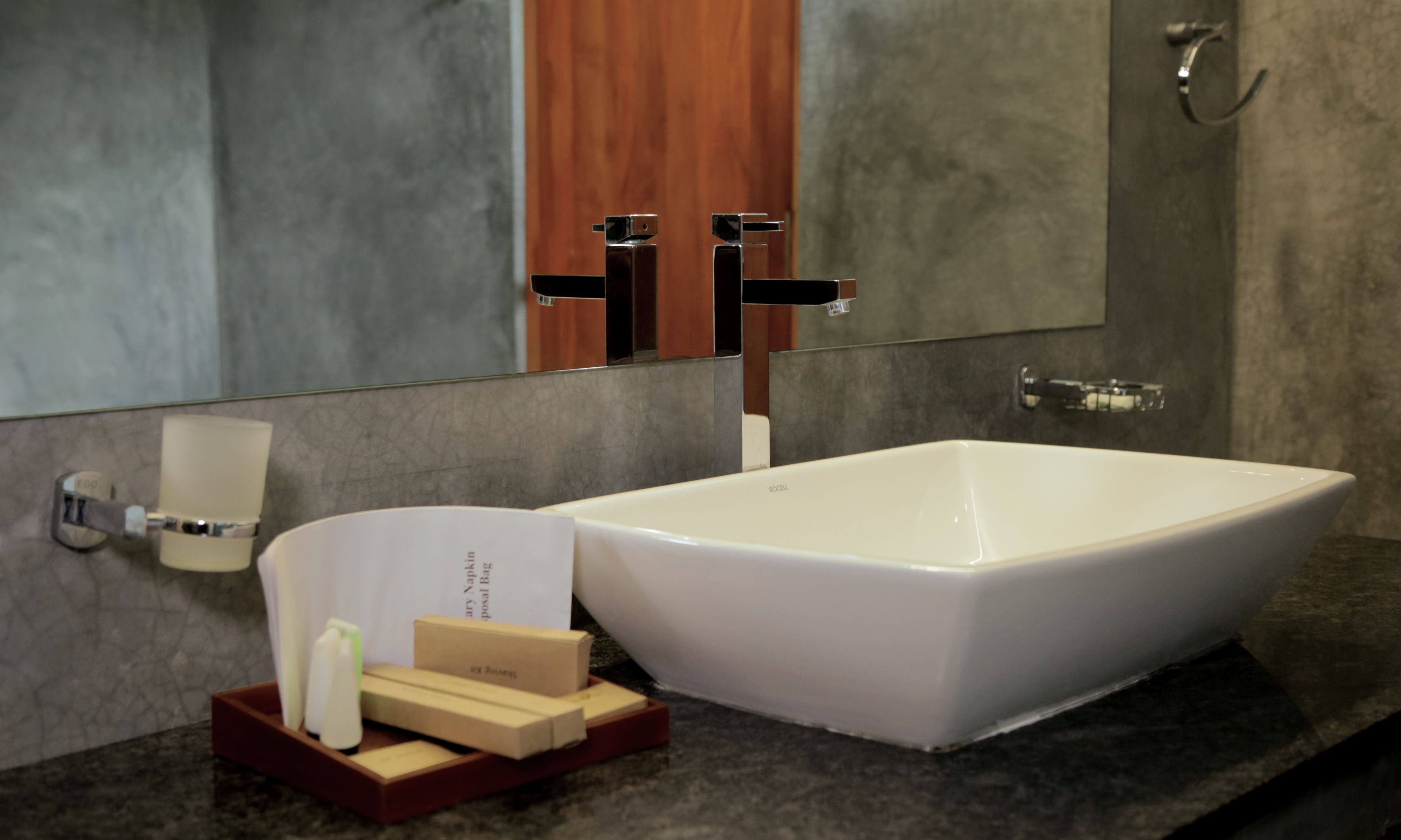 deluxe double room, garden view | bathroom | combined shower/bathtub, free toiletries, bathrobes, slippers