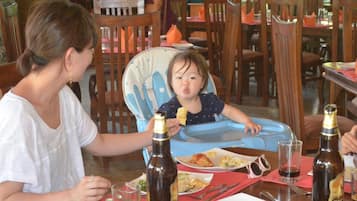 Breakfast, lunch, dinner served; international cuisine